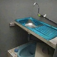 Kalau ada wastafel di atas kloset, sepertinya kamu harus buang air di kamar mandi lain. (Foto: Instagram/@id.dagelan)