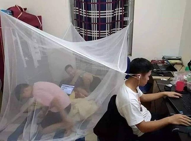 Ketika tidak ada pengait, kuping teman sekamar pun bisa jadi. (Foto: Instagram/@id.dagelan)