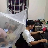 Ketika tidak ada pengait, kuping teman sekamar pun bisa jadi. (Foto: Instagram/@id.dagelan)