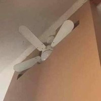 Kipas angin bisa dibagi untuk dua ruang berbeda. Masih berasa nggak ya anginnya? (Foto: Instagram/@id.dagelan)