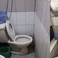 Kalau posisi kloset seperti ini, kamu bakal betah lama-lama nongkrong di kamar mandi? (Foto: Instagram/@candaan.receh)