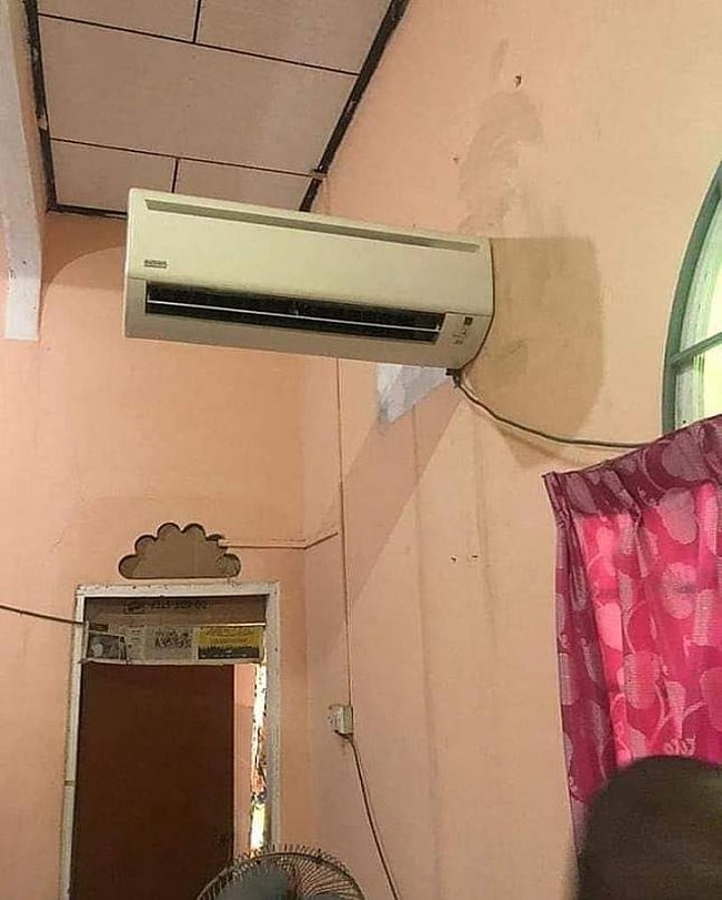 Entah apa yang membuat sang pemilik rumah untuk memasang pendingin udara seperti ini.  (Foto: Instagram/@idiotiskasta)