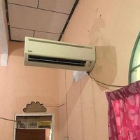 Entah apa yang membuat sang pemilik rumah untuk memasang pendingin udara seperti ini.  (Foto: Instagram/@idiotiskasta)