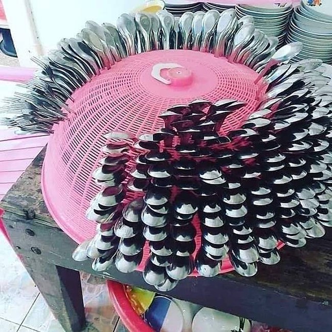 Tudung saji ternyata juga bisa menjadi tempat untuk menyimpan sendok lho. (Foto: Instagram/@idiotiskasta)