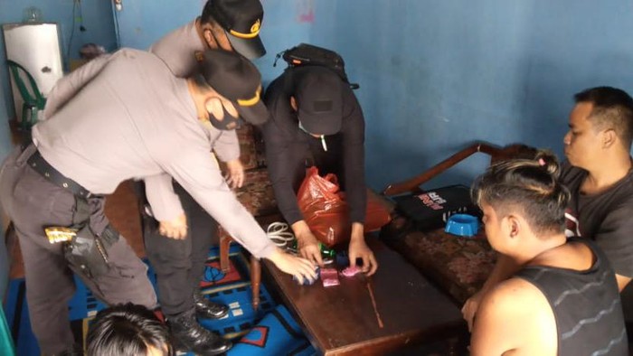Polisi menggerebek rumah bandar sabu di tepi Sungai Mahakam, Kukar, Kaltim