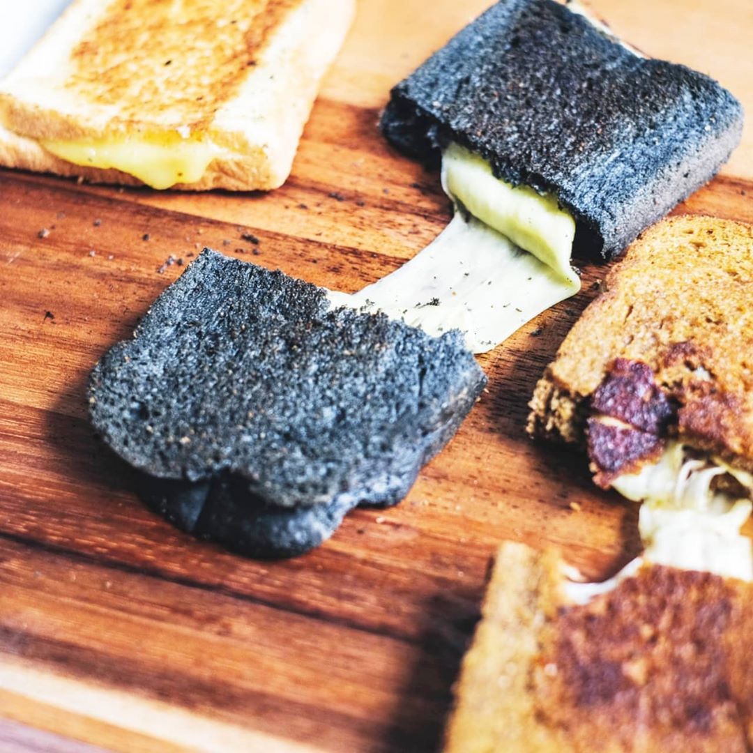Di 5 Tempat Ini Bisa Ngemil Roti Bakar Hitam yang Unik