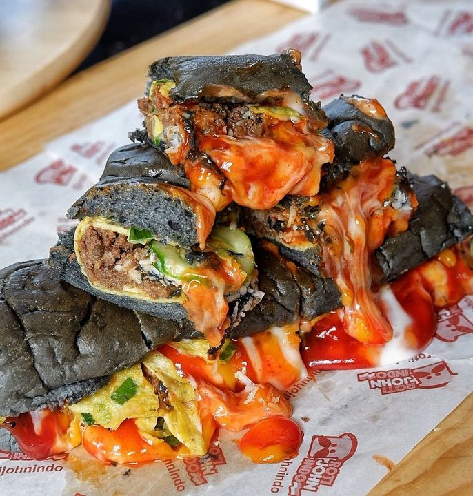Di 5 Tempat Ini Bisa Ngemil Roti Bakar Hitam yang Unik