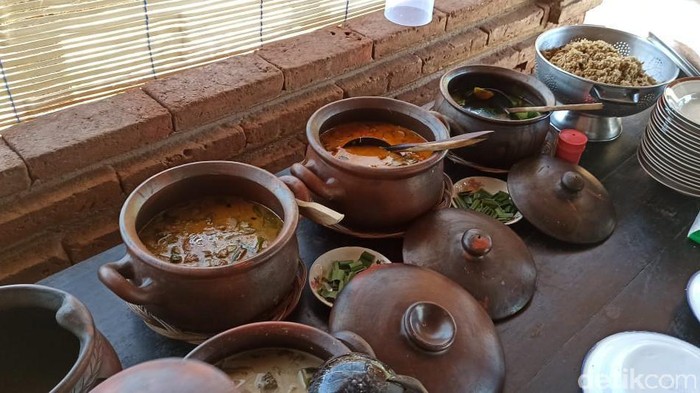 Rumah Makan Kembar Jowo di Ponorogo berbeda dengan rumah makan kebanyakan. Konsep yang ditawarkan yakni nuansa tradisional.