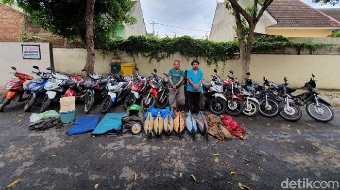 Arena judi sabung ayam digerebek Unit Resmob Satreskrim Polresta Banyuwangi. Dua orang diringkus, sementara puluhan penjudi lainnya melarikan diri.