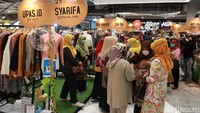 Pameran Pusat Kreatif Bandung itu diselenggarakan untuk menggeliatkan kembali produk fesyen dan craft di tengah pandemi COVID-19. Pameran iitu diselenggarakan bulan yang lalu di sembilan mal di Kota Bandung secara bergantian. Nah, pekan ini, pameran tersebut digelar di Mal Kings, Jalan Kepatihan, Kota Bandung.