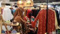 Di antaranya, pakaian untuk beragam usia, tas, aksesoris, sandal, sepatu, gantungan kunci dan lainnya dijual di pasar kreatif ini. Selain itu, tersedia berbagai produk yang berbahan baku batik, kain perca dan anyaman.