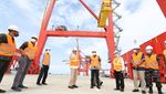 Sibuknya Pelabuhan Kuala Tanjung yang Terhubung Kawasan Industri