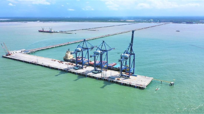 Sibuknya Pelabuhan Kuala Tanjung yang Terhubung Kawasan Industri Pelindo I siap menerima investor untuk bekerja sama dan mendukung kegiatan investasi di Sumatera, khususnya Kuala Tanjung.