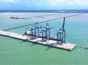 Sibuknya Pelabuhan Kuala Tanjung yang Terhubung Kawasan Industri