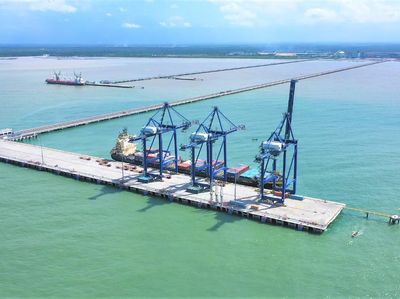 Sibuknya Pelabuhan Kuala Tanjung yang Terhubung Kawasan Industri