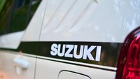 Ubahan lain ada juga sentuhan karbon di bagian depan dan spoiler. Ada striping garis panjang di sisi mobil yang ringkas namun sangat manis. Foto: Suzuki