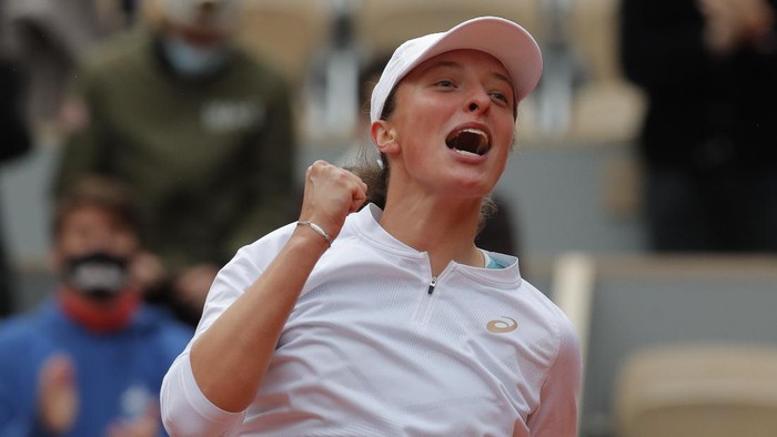 Polands Iga Swiatek celebrates winning the final match of the French Open tennis tournament against Sofia Kenin of the U.S. in two sets, 6-4, 6-1, at the Roland Garros stadium in Paris, France, Saturday, Oct. 10, 2020. (AP Photo/Michel Euler)