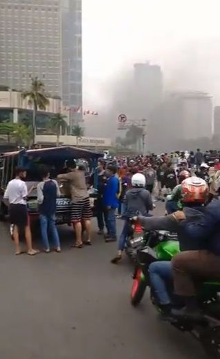 Penjual Tahu Bulat dan Es Teh Layani Pembeli di Aksi Demo