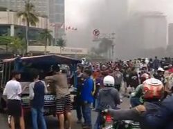 Santuy! Penjual Tahu Bulat dan Es Teh Layani Pembeli di Tengah Demo