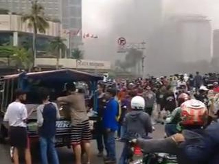 tahu bulat di aksi demo Penjual Tahu Bulat dan Es Teh Layani Pembeli di Aksi Demo