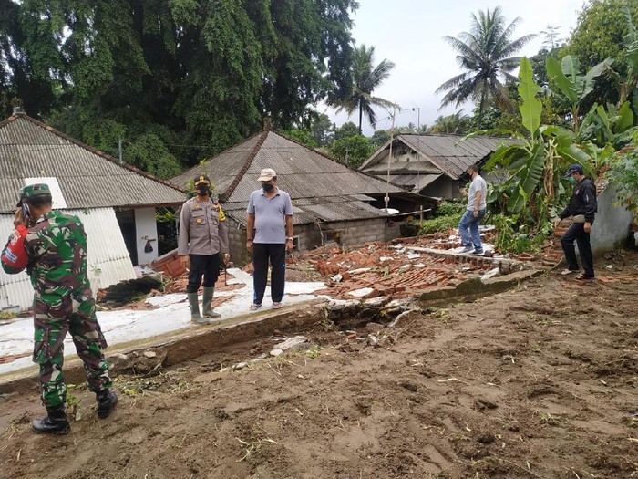 Tembok Rutan Bangli roboh akibat hujan deras yang mengguyur lokasi.