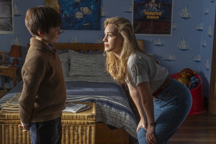 THE HAUNTING OF BLY MANOR (L to R) BENJAMIN EVAN AINSWORTH as MILES and VICTORIA PEDRETTI as DANI in THE HAUNTING OF BLY MANOR Cr. EIKE SCHROTER/NETFLIX  2020