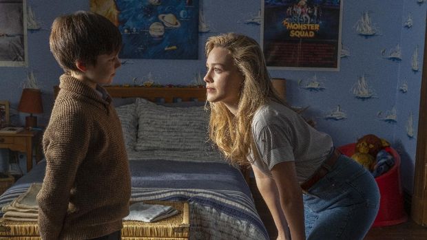 THE HAUNTING OF BLY MANOR (L to R) BENJAMIN EVAN AINSWORTH as MILES and VICTORIA PEDRETTI as DANI in THE HAUNTING OF BLY MANOR Cr. EIKE SCHROTER/NETFLIX  2020