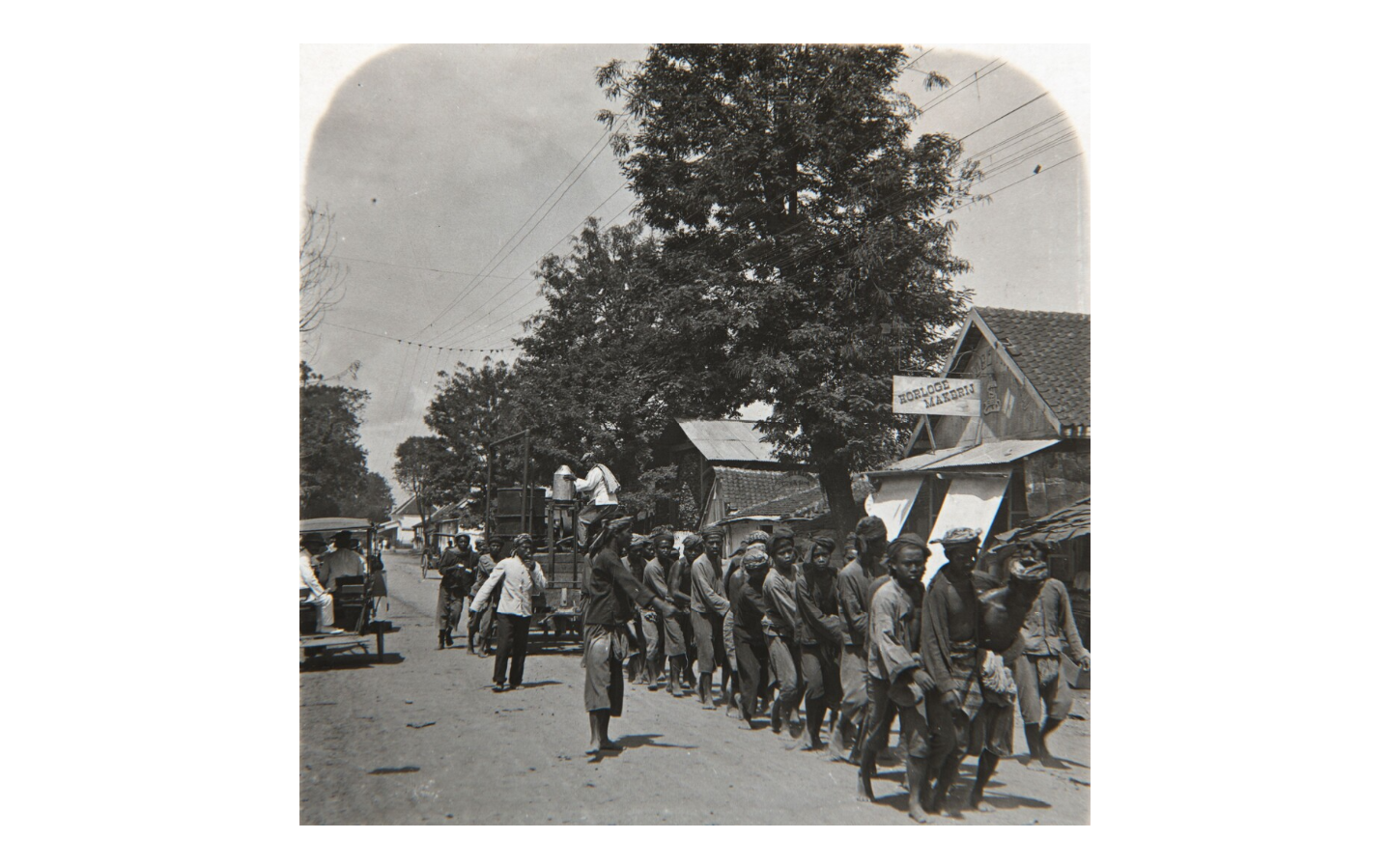 Warga yang terjangkit wabah pes di Malang era kolonial Hindia-Belanda, diangkut aparat. (Nationaal Museum van Wereldculturen/Public Domain)