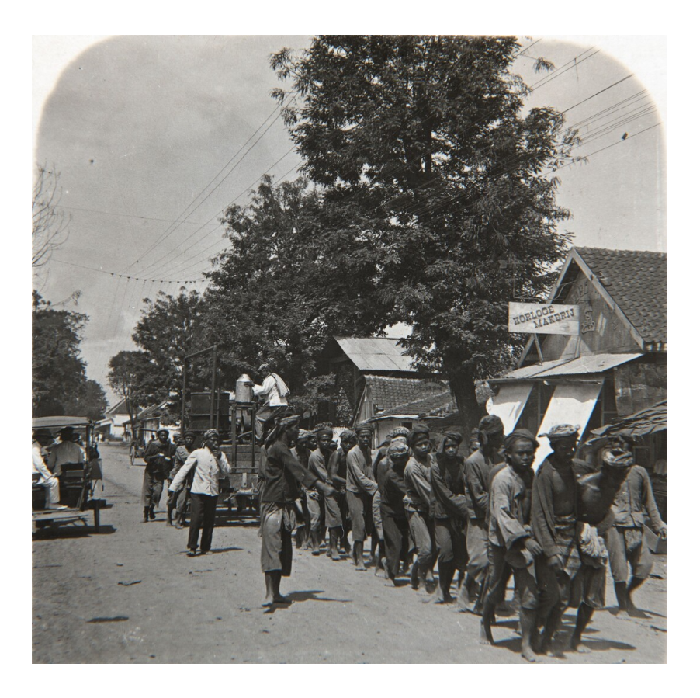 Warga yang terjangkit wabah pes di Malang era kolonial Hindia-Belanda, diangkut aparat. (Nationaal Museum van Wereldculturen/Public Domain)