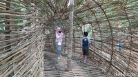 Lorong bambu yang jadi tempat selfie pengunjung.