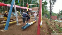 Banyak spot foto menarik dan wahana permainan anak membuat Kampung Teratai mendadak hits.
