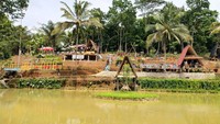 Untuk ke lokasi cukup mudah karena tak jauh dari pinggir jalan. Jaraknya, sekitar 30 menit dari pusat perkotaan Ciamis.