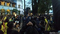 Massa Gerakan Rakyat Menggugat (Geram) kembali menggelar aksi menuntut dicabutnya UU Cipta Kerja di Semarang. Kali ini massa yang terdiri dari mahasiswa itu meminta polisi memberikan penangguhan penahanan untuk 4 temannya yang kini ditahan pasca demo sebelumnya.