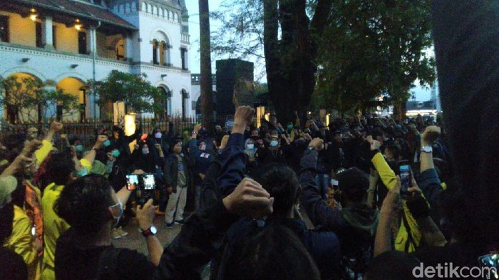 Aksi Massa di Semarang Tuntut 4 Mahasiswa Dibebaskan Aksi unjuk rasa kembali digelar di Semarang. Dalam aksi itu, massa minta polisi berikan penangguhan penahanan untuk 4 temannya yang ditahan pascademo sebelumnya