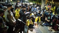 Frans, seorang orator dari Geram, juga menyebut tindakan sewenang-wenang aparat saat aksi demo 7 Oktober 2020 lalu. Maka Geram, lanjut Frans, menyerukan 5 tuntutan yaitu pertama menyatakan mosi tidak percaya kepada pemerintah dan DPR RI. Kemudian menolak UU Cipta Kerja, meminta diusut tuntas tindakan represif aparat terhadap massa Geram pada 7 Oktober 2020, dan meminta tidak ada lagi bentuk represifitas kepada masyarakat yang menyatakan aspirasi dan pendapat.