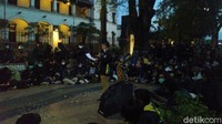 Para pengunjuk rasa berkumpul di Tugu Muda Semarang kemudian berjalan ke Jalan Pemuda tidak jauh dari lokasi kumpul dan mulai berorasi serta menampilkan seni di trotoar samping Lawang Sewu. 