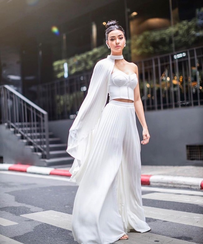 Seratus tahun lagi dari hari ini, siapa yang punya kesempatan menjadi wanita berpengaruh di abad 21? Semua wanita punya kesempatan karena kita semua sangat kuat dan berdaya, ungkapnya ketika menjawab pertanyaan dalam babak lima besar dilansir NBT. Foto: Instagram @amanda.obdam