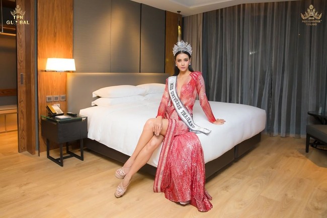 Selain Amanda Obdam, semalam Praveenar Singh yang keturunan India menang sebagai runner up pertama dan Punika Kulsoontornrut menjadi runner kedua. Atas kemenangannya, Amanda sendiri dihadiahi uang, mobil, dan kondominium beserta perabotannya.  Foto: Instagram @missuniverse.in.th