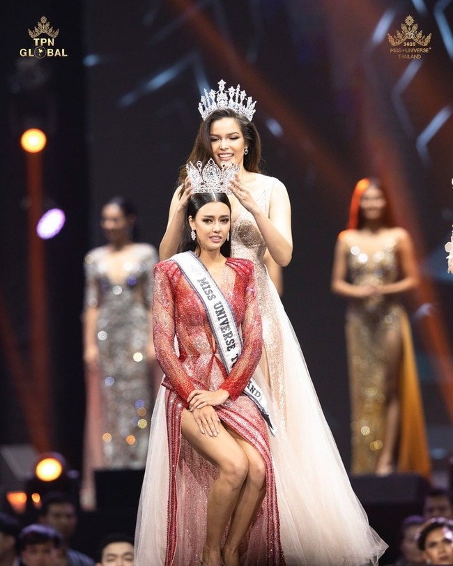 Kamu mungkin merasa familiar ketika melihat wajahnya yang cantik. Amanda Obdam memang kerap muncul di telivisi Indonesia sebagai model iklan. Ratu kecantikan yang akan mewakilii negaranya di Miss Universe 2020 itu jadi bintang iklan sampo dan produk perawatan wajah bersama Jessica Mila. Foto: Instagram @missuniverse.in.th
