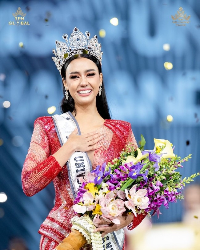 Meski pandemi Corona masih membatasi acara publik, Thailand menggelar pemilihan wakilnya untuk kontes kecantikan Miss Universe 2020. Semalam, terpilihlah Amanda Obdam yang sebelumnya sering jadi model dan beberapa iklannya tayang di televisi Indonesia. Foto: Instagram @missuniverse.in.th