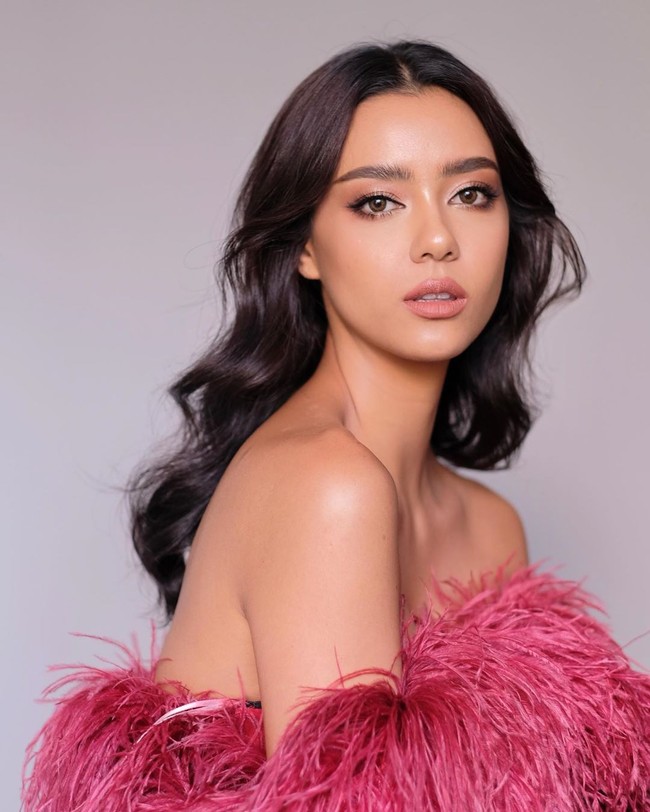 Sebelum jadi Miss Universe Thailand 2020, ia adalah seorang model yang berada di bawah manajemen SuperRed Modeling dan sering membintangi iklan brand-brand kenamaan. Foto: Instagram @amanda.obdam