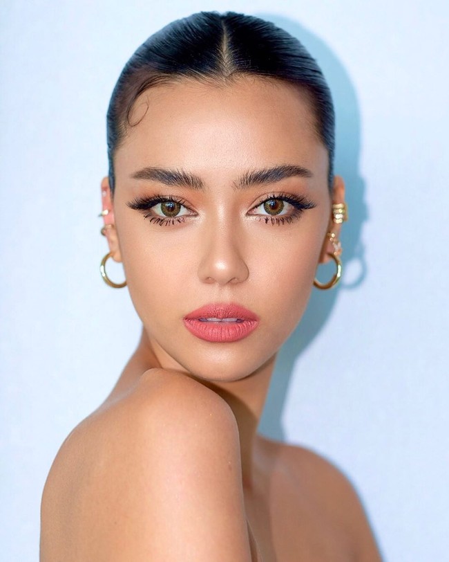 Amanda sendiri berhasil jadi juara setelah mengalahkan 28 kontestan lain. Dikatakan jika wanita 27 tahun itu sukses menarik perhatian baik juri dan penonton dengan pesonanya. Ia juga dianggap bisa memberikan jawaban-jawaban dengan baik.  Foto: Instagram @amanda.obdam