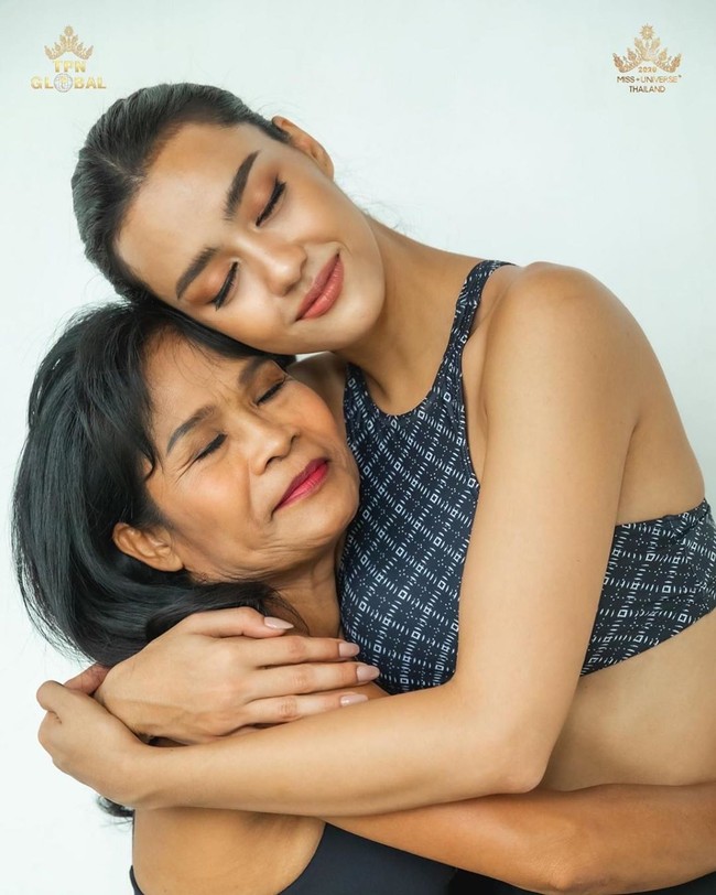 Di babak tiga besar, Amanda Obdam sempat menyebutkan jika meski punya darah Kanada, ia benar-benar wanita Thailand dan bisa merepresentasikan budayanya kepada dunia. Ini potret Amanda bersama sang ibu. Foto: Instagram @amanda.obdam