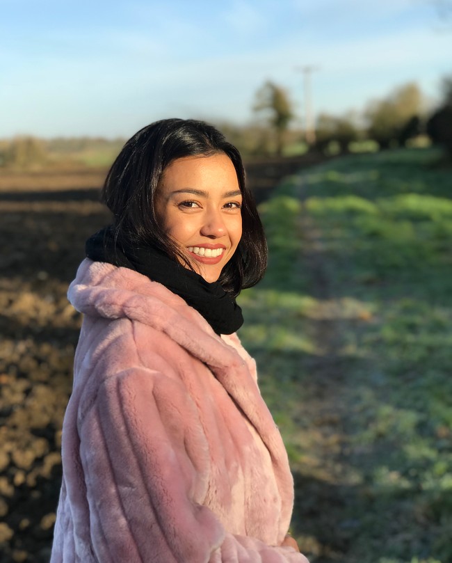 Wanita dengan tinggi 170 cm ini adalah lulusan Toronto University, Kanada. Ratu kecantikan yang mendapat Speech Wildcard dari para juri tersebut mengambil jurusan administrasi bisnis dan ekonomi. Foto: Instagram @amanda.obdam