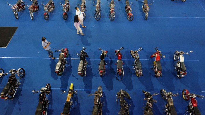 Puluhan motor klasik dipamerkan di Solo, Jawa Tengah. Pameran itu digelar bertujuan untuk berbagai informasi mengenai sejarah motor klasik dan perawatannya.