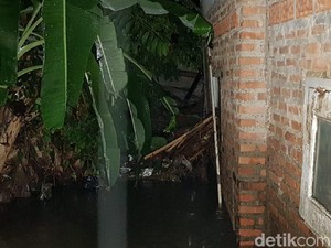 Camat Jagakarsa: Banjir Ciganjur dari Luapan Kali Setu Tertutup Tembok Longsor