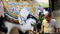 Dampak pandemi COVID-19 turut dirasakan oleh para pelaku usaha seni, tak kecuali perajin wayang golek.