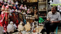 Tatang Heryana (66), seorang perajin wayang golek tengah beraktivitas di di galeri seni Ruhiyat Wooden Puppet & Mask, Jalan Homan, Kota Bandung, Minggu (11/10/2020).  