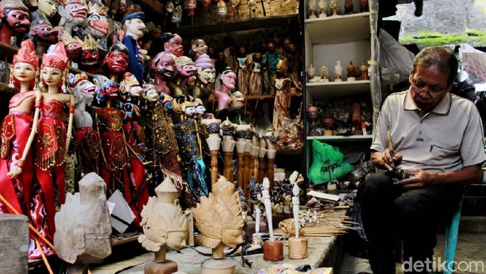 Begini Cara Perajin Wayang Golek Bertahan di Tengah Pandemi Dampak pandemi COVID-19 turut dirasakan para pelaku usaha seni, salah satunya perajin wayang golek. Berbagai upaya pun dilakukan untuk bertahan di masa pandemi.