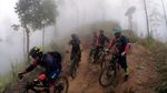 Foto: Bersepeda Menaklukkan Trek Menantang Gunung Bromo